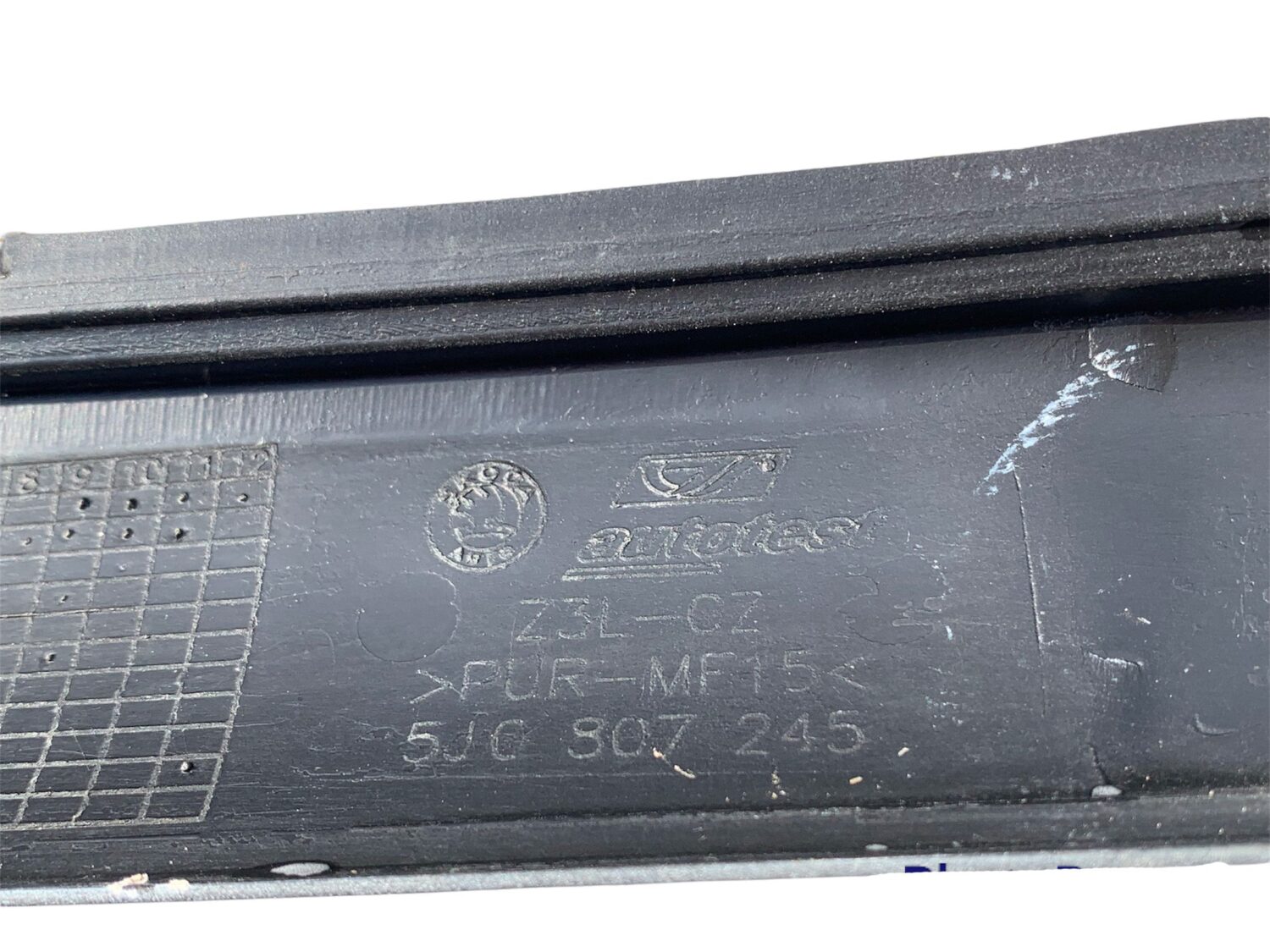 ORYGINAŁ ATRAPA PLASTIK ZDERZAKA LISTWA LEWA SKODA FABIA ROOMSTER 5J0807245 ORYGINAŁ ATRAPA PLASTIK ZDERZAKA LISTWA LEWA SKODA FABIA ROOMSTER 5J0807245 - obrazek 4